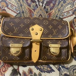 Louis Vuitton Hudson Monogram Canvas shoulder Bag